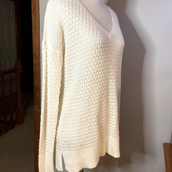 NWT AE White V-Neck Sweater, XS - Picture 2 of 4